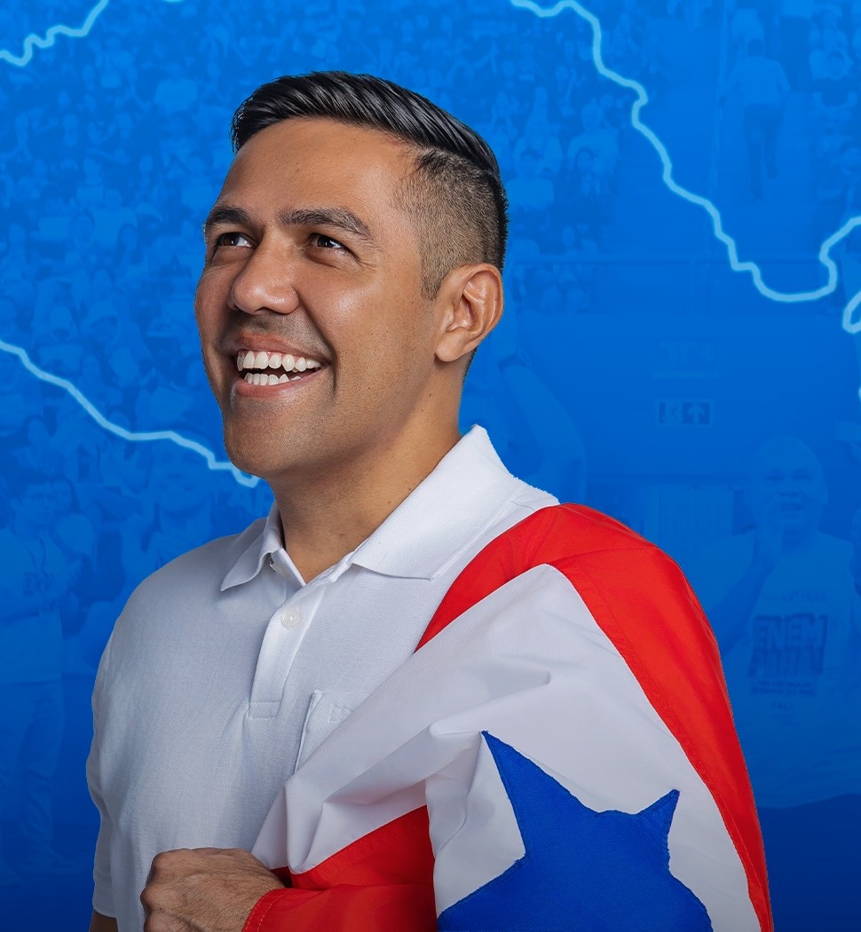 Professor Diego sorrindo, com a bandeira do Pará sobre os ombros